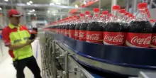 Coca-Cola, addio sciroppo di mais: arriva lo zucchero di canna. Cambia la misteriosa ricetta della bevanda gasata