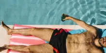 Evade dai domiciliari per andare in piscina ma due carabinieri fuori servizio lo riconoscono: il 22enne stava prendendo il sole