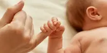 Neonati morti in culla, no al sonno nel lettone con mamma e papà e ai pupazzi: cos'è la Sids e come limitare i rischi