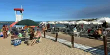 Morta mentre fa il bagno al mare, dramma in spiaggia: «Ha avuto un malore improvviso che non le ha lasciato scampo»