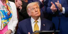 Donald Trump e la "lettera oscena" a Jeffrey Epstein, il tycoon fa causa Wall Street Journal e Rupert Murdoch: «Voglio 10 miliardi»