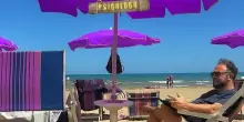 Psicologo trasferisce lo studio in spiaggia, gli appuntamenti sotto l'ombrellone: «Ascolto le persone per capire i loro bisogni»