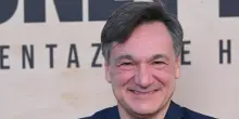 Fabio Caressa: «Mio figlio scrisse che non giocavo mai con lui. Così ho mollato tutto. Adani? mi fa un baffo». Dall'amore per Benedetta Parodi al debutto sotto le gambe di un collega