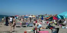 Filma i bimbi in spiaggia a Ostia, gruppo di bagnanti se ne accorge: i vigili lo fermano ed evitano il linciaggio