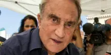 Emilio Fede: «La vecchiaia è brutta. Ora vivo in una Rsa e sogno di raggiungere presto mia moglie. Berlusconi? È stato un fratello per me, mi manca»