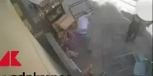 Palermo, assessore difende titolare di un bar e viene preso a sediate | Video