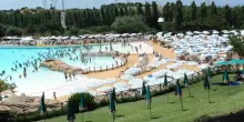 Gallipoli, bambino di sette anni cade nella piscina di un parco acquatico e rischia di annegare: è gravissimo