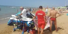 Malore sul bagnasciuga, turista si accascia e muore sotto gli occhi dei bagnanti