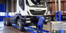 Exor potrebbe cedere Iveco, rumors su interesse di Tata. Urso: «Convocherò i sindacati nei prossimi giorni per confronto»
