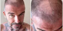 David Beckham si rasa da solo e fa un disastro, Victoria lo prende in giro sui social: «Stai malissimo»