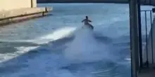 Golfo di Napoli, sui social video di minori alla guida di moto d'acqua