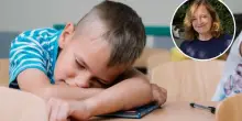 Sonno dei bambini, come tornare all'orario scolastico. La pediatra: «Bastano 15 minuti al giorno. No alla melatonina, sì alla fiaba»