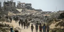 Gaza, Israele spara ancora sulla folla e dilaga nella Striscia: almeno 84 morti. Scontro sulla deportazione
