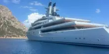 Dragonfly, il super yacht da 450 milioni di euro all'isola di Tavolara: eliporto, cinema e salone di bellezza, cosa c'è a bordo. Chi è il proprietario