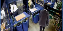Napoli, rapina choc in gioielleria: i banditi armati fanno irruzione, cliente sequestrata