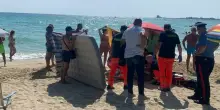 Caldo killer, va a fare un tuffo in mare e muore: era andato a cercare refrigerio, il dramma davanti ai bagnanti