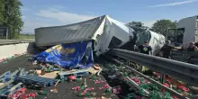 Incidente sull'A1, tir si ribalta sulla carreggiata: morto 48enne napoletano