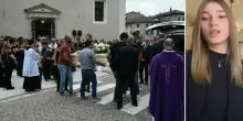 Gaia De Gol, il funerale della 15enne morta un selfie sul Piave: lo straziante ricordo dell'amica che era con lei, malori in chiesa