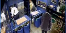 Napoli, rapina in una gioielleria a Chiaia: cliente sequestrata