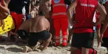 Muore a 19 anni in spiaggia: il tuffo in mare e il malore fatale davanti ai bagnanti sotto choc