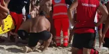 Ragazza di 19 anni muore in spiaggia: il tuffo in mare e il malore fatale davanti a genitori e bagnanti in Salento