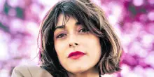 Valentina Lodovini: «Sono una romanticona, ma l'amore può farti perdere la libertà. Troppa ansia, tate, orari nelle famiglie di oggi: il cellulare è il nuovo Fentanyl»