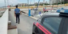 Bimba in sedia a rotelle precipita nelle acque del porto e rimane legata alla carrozzina: carabiniere fuori servizio si tuffa e la salva