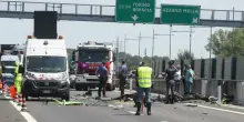 Ultraleggero precipita ed esplode in autostrada: morti l'avvocato Sergio Ravaglia e la compagna Anna Maria De Stefano, le fiamme tra le vetture