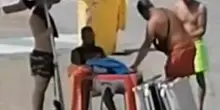 Napoli, Lido Mappatella: filmati abusivi che incassano soldi dai turisti, arrestato un borseggiatore