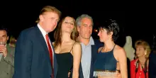 Ghislaine Maxwell, chi è e cosa sa che può mettere nei guai Trump. E spuntano le foto di Epstein al matrimonio di Donald