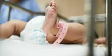 Neonata di 4 mesi positiva alla cocaina, il padre entra in ospedale e la porta via