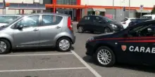 Aspetta la moglie in auto al sole e muore, 35enne stroncato da un infarto. Con lui in macchina la figlia di 3 anni