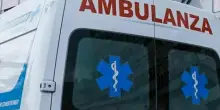 Aspetta la moglie in auto sotto al sole con la figlia piccola: uomo di 35 anni ha un malore per il caldo e muore