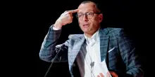 Ricci indagato prova a resistere: «L'inchiesta sarà un boomerang per la destra». Sostegno del Pd, dubbi nel M5S