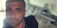 Dj Godzi morto a Ibiza, le due versioni e l'accusa della famiglia: «Autopsia fatta male». Il racconto dell'amico che cambia tutto