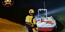 Ragazzo di 15 anni cade nelle acque del Po e non riemerge, i bagnanti danno l'allarme: ricerche in corso