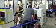 Aerei, stop limiti liquidi nei bagagli a mano: cosa cambia, da quando e in quali aeroporti italiani