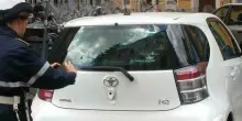 Lascia l'auto con i finestrini abbassati e viene multato: «Non lo sapevo, potevano avvisarmi» Cosa prevede il Codice della Strada