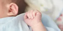 Neonata di 4 mesi positiva alla cocaina, il padre la porta via dall'ospedale e si dà alla fuga: caccia ai genitori