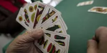 Rissa per una ?partita di scopa? al centro anziani: urla, pugni e una dentiera saltata. Il caso in Brianza