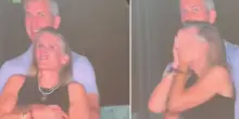 Amanti al concerto dei Coldplay, Kristin Cabot senza fede al dito: addio al marito milionario? Intanto si è dimessa dall'azienda