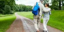 Camminare 7mila passi al giorno riduce il rischio di malattie cardiache e demenza. Cosa dice il nuovo studio