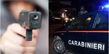Rapina al distributore di benzina di Sant'Anastasia, carabiniere spara: un ferito ma i banditi fuggono