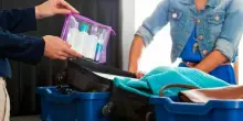 Liquidi in aereo, cambia tutto: da oggi si possono imbarcare shampoo, acqua e cosmetici senza problemi. Le nuove regole e gli aeroporti già attivi