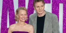 Pamela Anderson e Liam Neeson stanno insieme? Il bacio sul red carpet a Londra e le parole dell'attore: «Sono pazzo di lei»