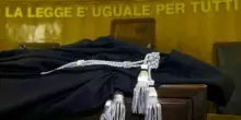 «Lei è un mafioso, non può fare il padre»: il tribunale gli toglie i figli e li affida alla madre
