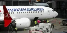 Atterraggio d'emergenza a Brindisi: malore a bordo, aereo dirottato per soccorrere un 16enne
