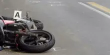 Scontro tra moto e auto alla fermata del bus, un morto e due feriti: uno è gravissimo