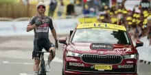 Tour de France 2025, Kaden Groves vince in solitaria la 20ª tappa dopo un lungo attacco. Sul podio Van den Broek e Eenkhoorn
