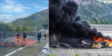 No Tav bloccano la Torino-Bardonecchia. Lancio bombe carta e pietre contro forze ordine. Il Viminale: «È guerriglia, non dissenso»